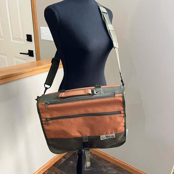 Duck Wear Other - Duck Wear canvas messenger lap top bag adjustable should strap. Green & tan